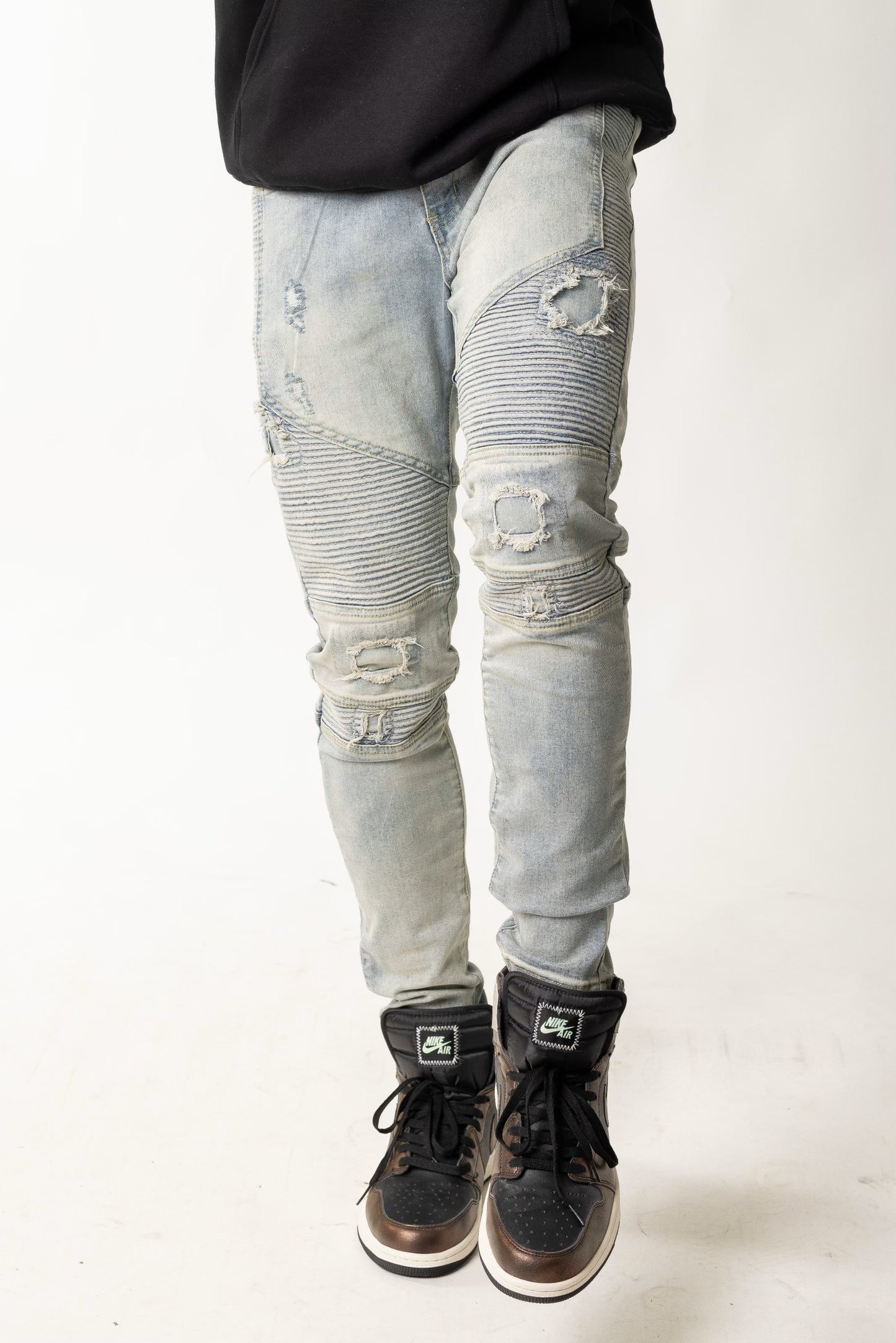 M8 DISTRESSED SKINNY JEANS