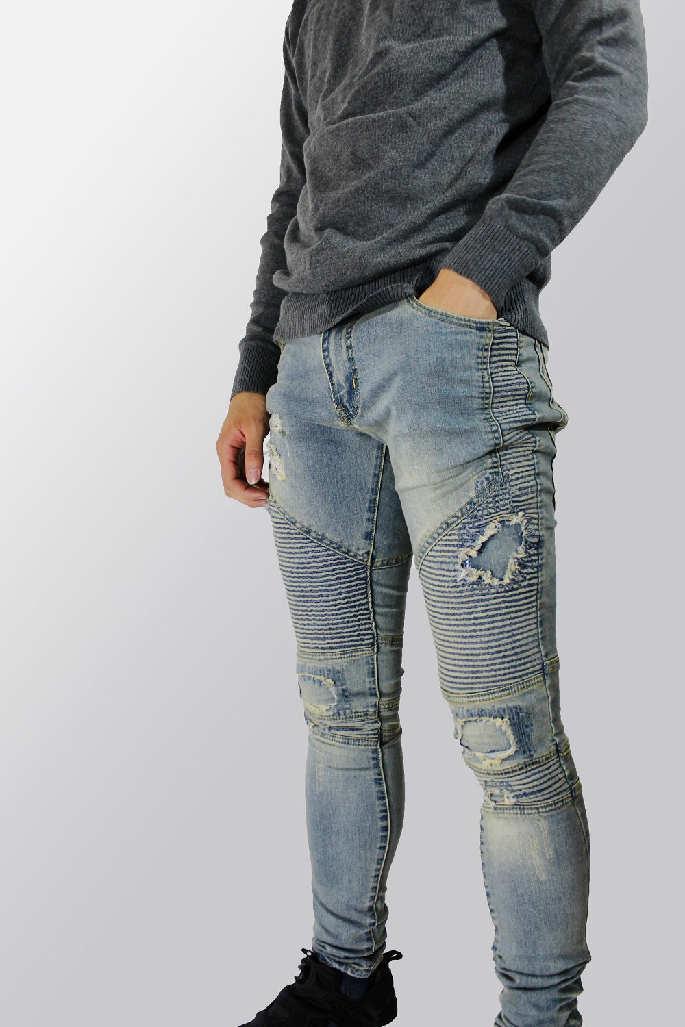 M8 DISTRESSED SKINNY JEANS - OAKANDMAJOR